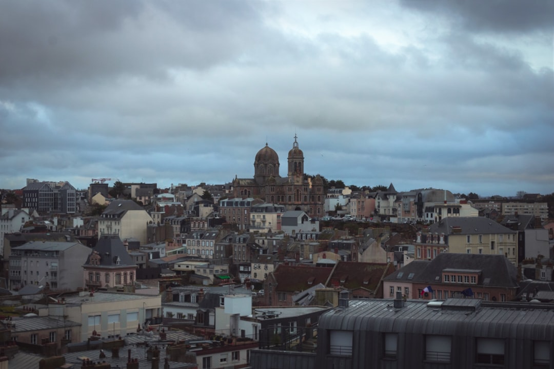 découvrez la beauté de la normandie, entre ses paysages pittoresques, ses plages historiques et sa riche culture. explorez les charmants villages, savourez la gastronomie locale et plongez dans l'histoire fascinante de cette région emblématique de la france.