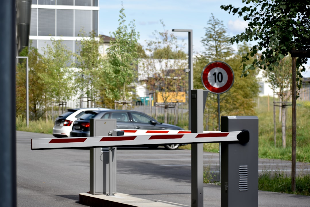 découvrez les restrictions de circulation pour les véhicules dans votre région. informez-vous sur les limitations écologiques, les zones à faibles émissions et les réglementations spécifiques pour garantir un déplacement en toute sécurité et en conformité avec la législation.