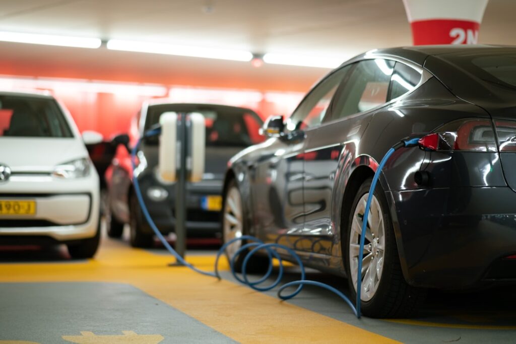découvrez les avantages des véhicules électriques : une alternative écologique pour réduire votre empreinte carbone, bénéficier d'économies sur le carburant, et profiter d'une conduite silencieuse et innovante. explorez les dernières tendances et technologies des voitures électriques.